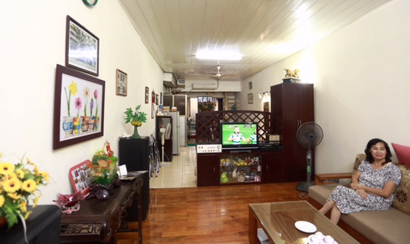 Gia đình Hoa hậu Mỹ Linh sống ở tầng 2 một khu tập thể trên phố Hàng Đào. Ảnh: Plo.