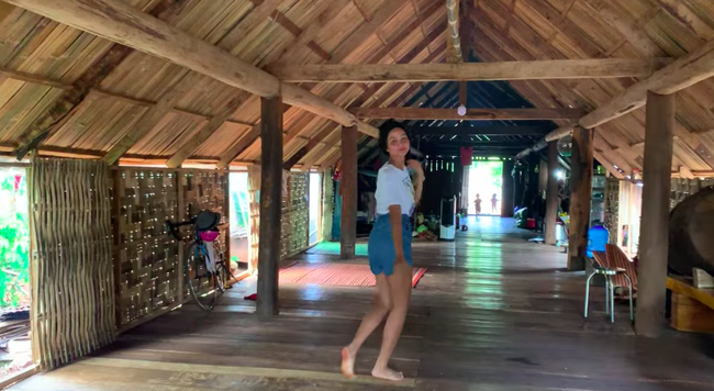 Nhà mới mang kiến trúc truyền thống của người Ê-đê với chất liệu gỗ. Ảnh: Tintuconline.