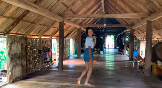 Nhà mới mang kiến trúc truyền thống của người Ê-đê với chất liệu gỗ. Ảnh: Tintuconline.