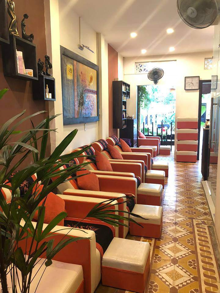 Bên trong nhà rất gọn gàng, tiện nghi với tông cam sáng chủ đạo. Ảnh: Zing.