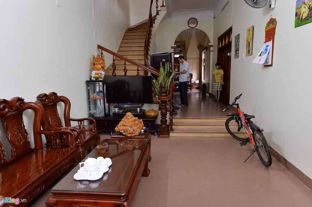 Ngôi nhà bình dị, như nhiều căn nhà khác nằm ở thành phố Cao Bằng. Phòng khách được bày biện đơn giản. Ảnh: Zing.