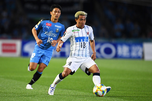 Thậm chí, Shanghai SIPG hứa sẽ trả cho Chanathip số tiền cao hơn những gì anh đang nhận được tại CLB Sapporo. "Messi Thái" được cho là lĩnh hơn 2 triệu baht (1,4 tỷ đồng) mỗi tháng. Ảnh: Foxsports.