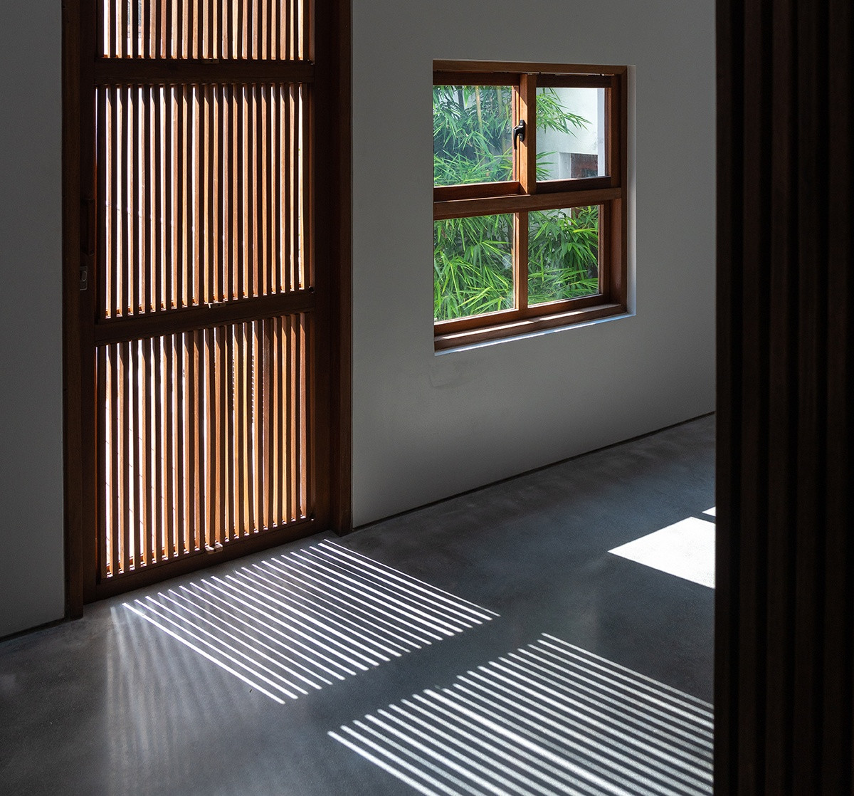 Nan cửa gỗ tạo bóng nắng đổ tuyệt đẹp.