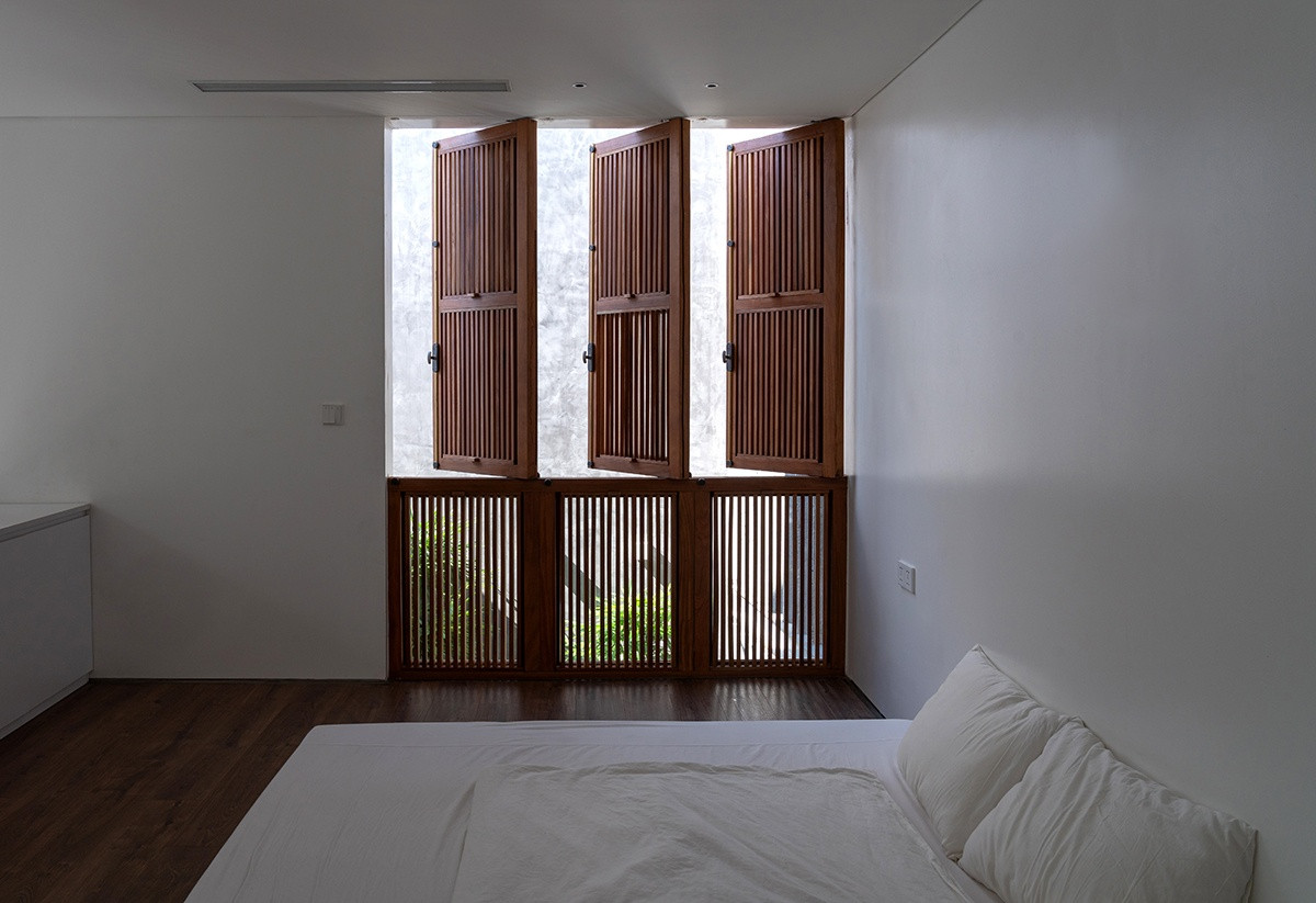 Không gian phòng ngủ đơn giản, ngập ánh sáng.