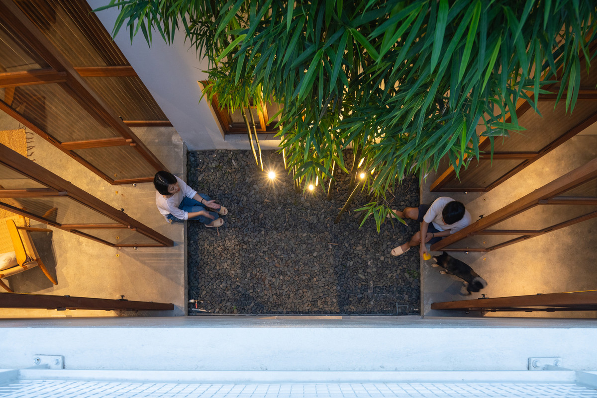 Sân thứ 2 là khu sân trung tâm với chức năng chia sáng, chia gió cho các không gian xung quanh như phòng sinh hoạt chung, hành lang, phòng làm việc.