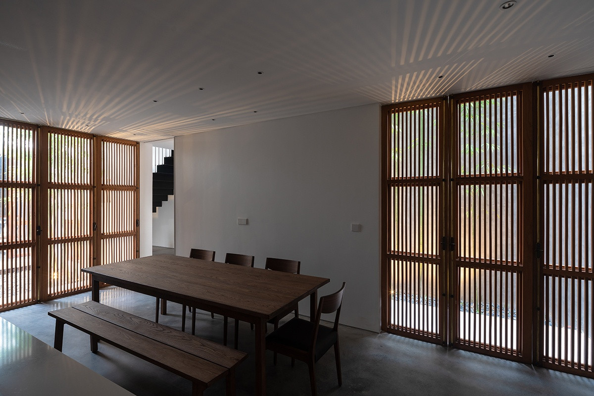 Nội thất gỗ đóng vai trò chủ đạo trong nhà.