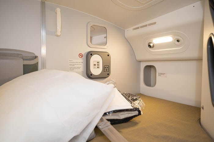 Theo thỏa thuận lao động của hãng hàng không, và thường là các quy định an toàn, tiếp viên phải có thời gian nghỉ ngơi nhất định sau một số giờ làm việc.