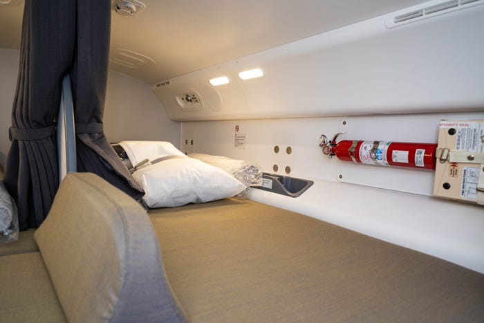 Do đó khu nghỉ của phi công chỉ có 2 giường nhưng rộng hơn tiếp viên một chút. Nguồn ảnh: Business Insider. Video: Rơi máy bay ở Đài Loan. Nguồn: VTC1