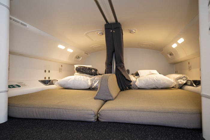 Chuyến bay có 4 phi công hoạt động nên chỉ có tối đa 2 phi công nghỉ ngơi.