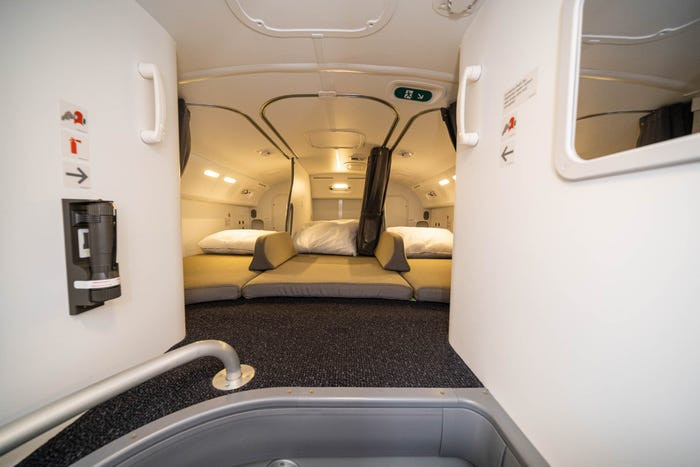 Để đảm bảo các thành viên phi hành đoàn có thể chợp mắt nghỉ ngơi trong chuyến bay dài, trên máy bay có thiết kế khoang nghỉ ngơi riêng tư mà hành khách không bao giờ thấy. 4 phi công và 6 tiếp viên thay phiên nhau làm việc và nghỉ ngơi trong suốt hơn 19 giờ trên chuyến bay.