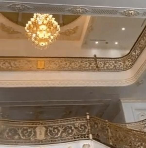 Trong nhà, đèn chùm vàng được bố trí khắp nơi. Ảnh: Khám phá.