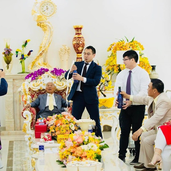 Phòng khách rộng rãi với tông màu trắng vàng. Ảnh: Khoevadep.