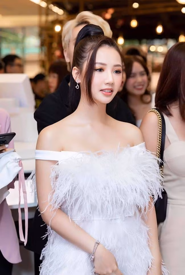 Tuy nhiên, thời điểm hiện tại, khi cô trở thành giọng ca nổi tiếng và được khen ngợi như biểu tượng "nữ thần" thế hệ mới của làng giải trí thì lịch trình bận rộn khiến AMEE không thể siết chặt chế độ giảm cân như đã vạch sẵn.