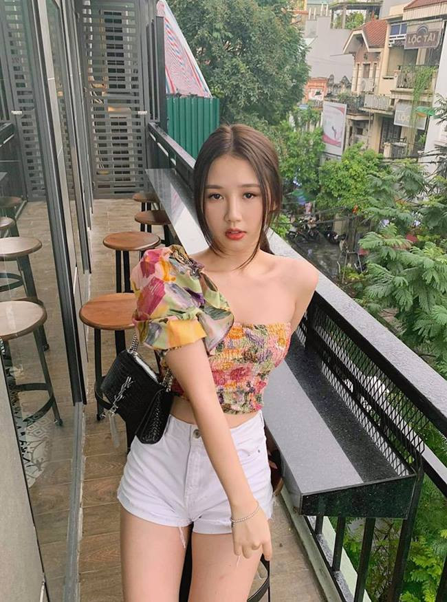 Salad ức gà có thể kết hợp từ cà chua bi, bơ, dứa, xà lách... sử dụng dầu ô liu hoặc mật ong, dấm đen làm nước sốt. Với 1 công thức làm nước sốt có thể dùng cho các loại salad khác nhau