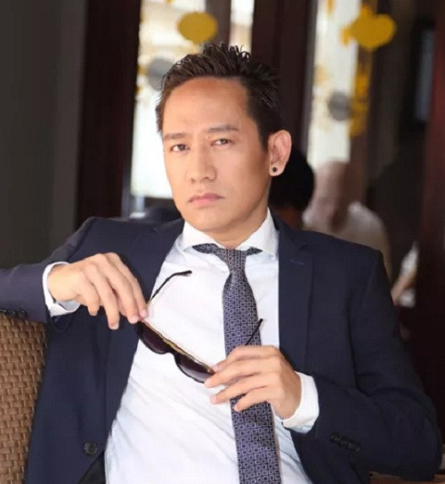 Ca sĩ Duy Mạnh không phải là cái tên xa lạ với làng âm nhạc Việt Nam. Anh được biết đến với nhiều sáng tác viết về tình yêu nam nữ và tệ nạn xã hội như: Hãy về đây bên anh, Ta đâu có say, Biết tìm đâu, Dĩ vãng cuộc tình, Giây phút chia xa, Kiếp đỏ đen...Ảnh: Giadinhnet