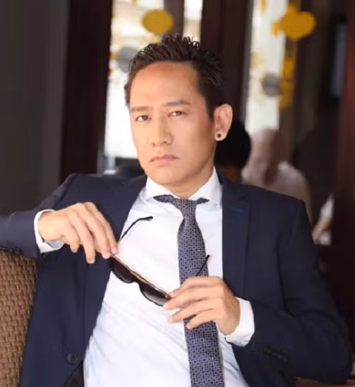 Ca sĩ Duy Mạnh không phải là cái tên xa lạ với làng âm nhạc Việt Nam. Anh được biết đến với nhiều sáng tác viết về tình yêu nam nữ và tệ nạn xã hội như: Hãy về đây bên anh, Ta đâu có say, Biết tìm đâu, Dĩ vãng cuộc tình, Giây phút chia xa, Kiếp đỏ đen...Ảnh: Giadinhnet