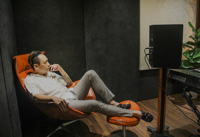 Phòng riêng trang bị đàn, dàn loa, mic...của ca sĩ gốc Hải Phòng. Ảnh: Giadinhnet