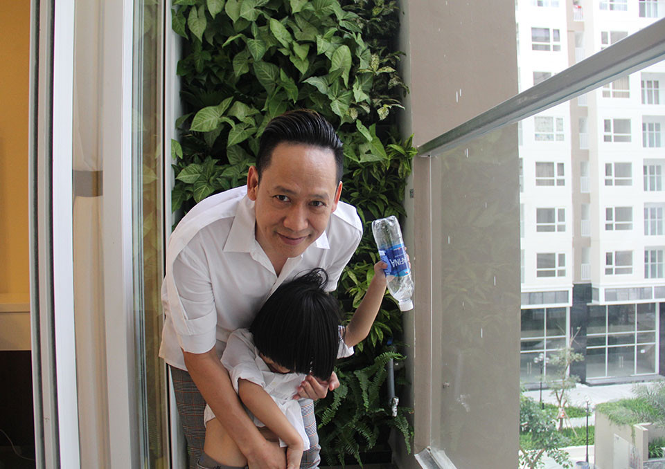 Khu vực ban công có mảng tường màu xanh mát mắt. Ảnh: Giadinhnet