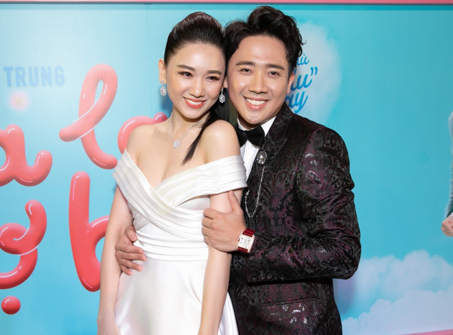 Mức cát-xê của Hari Won khi dẫn game show cũng không kém Trấn Thành. Ước tính, Hari Won thu về vài trăm triệu một tháng nhờ công việc này. Video: Video: Kêu gọi từ thiện, Trấn Thành bị xúc phạm. Nguồn: VTC 9.