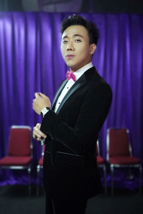 Theo tiết lộ của nhiều người tổ chức, mỗi lần cầm mic, cát-xê của Trấn Thành phải lên tới trên trăm triệu cho một show, chưa kể các khoản phụ thu khác như vé máy bay nếu đi tỉnh...