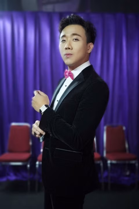 Theo tiết lộ của nhiều người tổ chức, mỗi lần cầm mic, cát-xê của Trấn Thành phải lên tới trên trăm triệu cho một show, chưa kể các khoản phụ thu khác như vé máy bay nếu đi tỉnh...