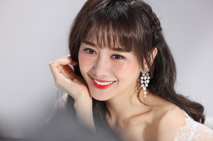 Năm 2015, Hari Won tiết lộ trong một bài phỏng vấn thù lao của mình tăng gấp 10 lần so với mức giá 50 triệu đồng nhận được từ bộ phim đầu tay, riêng với những hợp đồng quảng cáo, con số sẽ cao hơn.