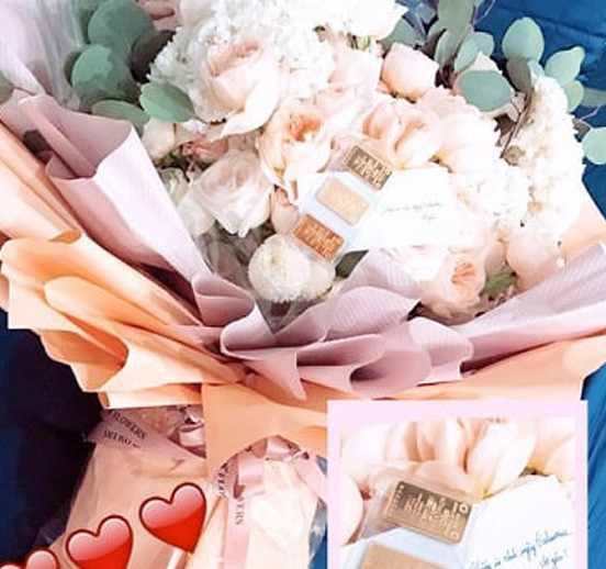Dịp Valentine 2019, Ngọc Trinh bất ngờ nhân món quà là bó hoa cùng ba cây vàng từ bạn trai bí mật. Ảnh: Baodautu.