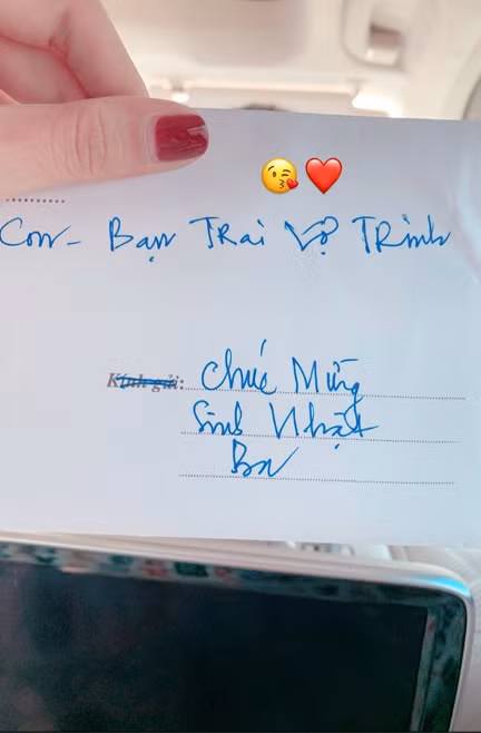 Không chỉ yêu chiều Ngọc Trinh, vị đại gia còn tỏ ra tâm lý với đấng sinh thành của chân dài. Trong chuyến trở về quê hương Trà Vinh mới đây, Ngọc Trinh khoe bạn trai gửi phong bì mừng sinh nhật bố mẹ. Ảnh: Vietnamnet.