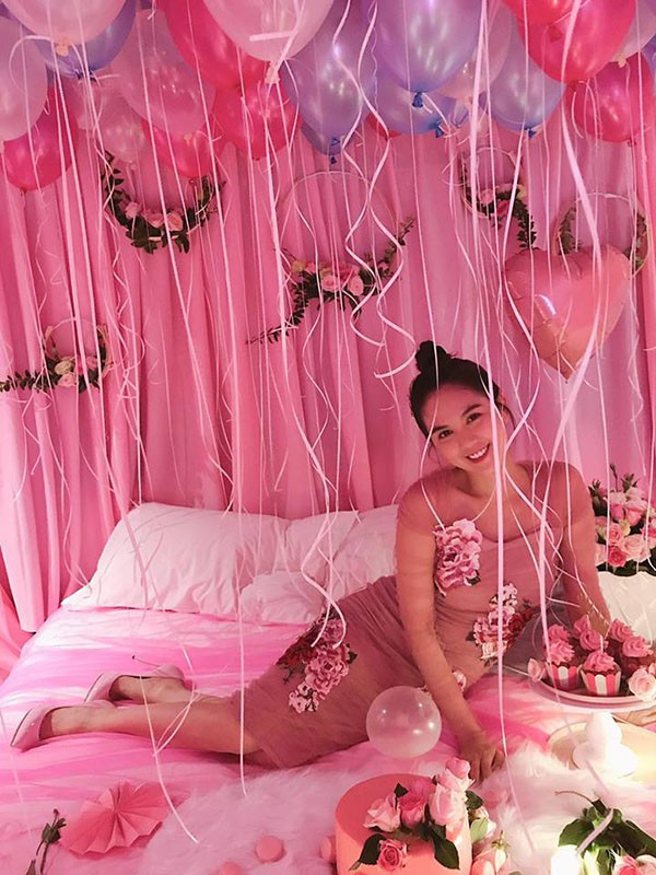 Trong suốt thời gian yêu nhau, mẫu nội y Ngọc Trinh không công khai diện mạo người tình bí mật nhưng thường đăng tải những món quà được người yêu tặng. Ảnh: Vietnamnet.