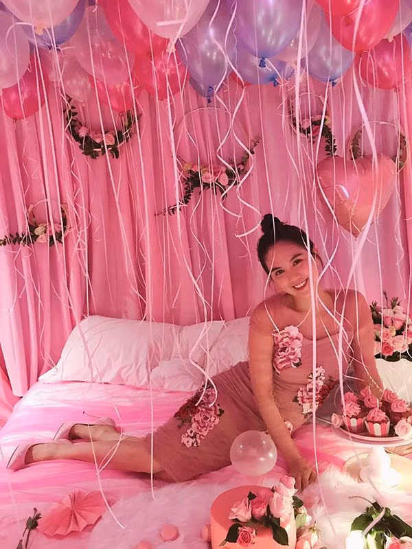 Trong suốt thời gian yêu nhau, mẫu nội y Ngọc Trinh không công khai diện mạo người tình bí mật nhưng thường đăng tải những món quà được người yêu tặng. Ảnh: Vietnamnet.