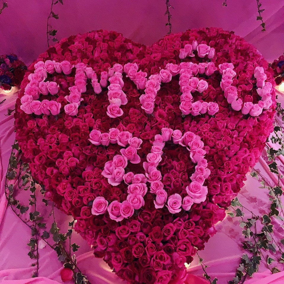 Đến sinh nhật tuổi 30 của Ngọc Trinh, bạn trai đại gia này tiếp tục trang trí căn phòng tràn ngập bóng, bánh kem màu hồng. Ảnh: Vietnamnet.