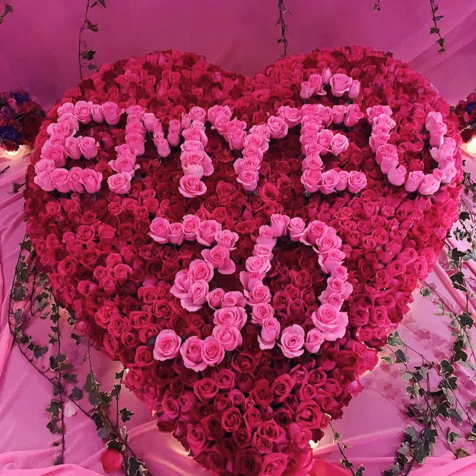 Đến sinh nhật tuổi 30 của Ngọc Trinh, bạn trai đại gia này tiếp tục trang trí căn phòng tràn ngập bóng, bánh kem màu hồng. Ảnh: Vietnamnet.