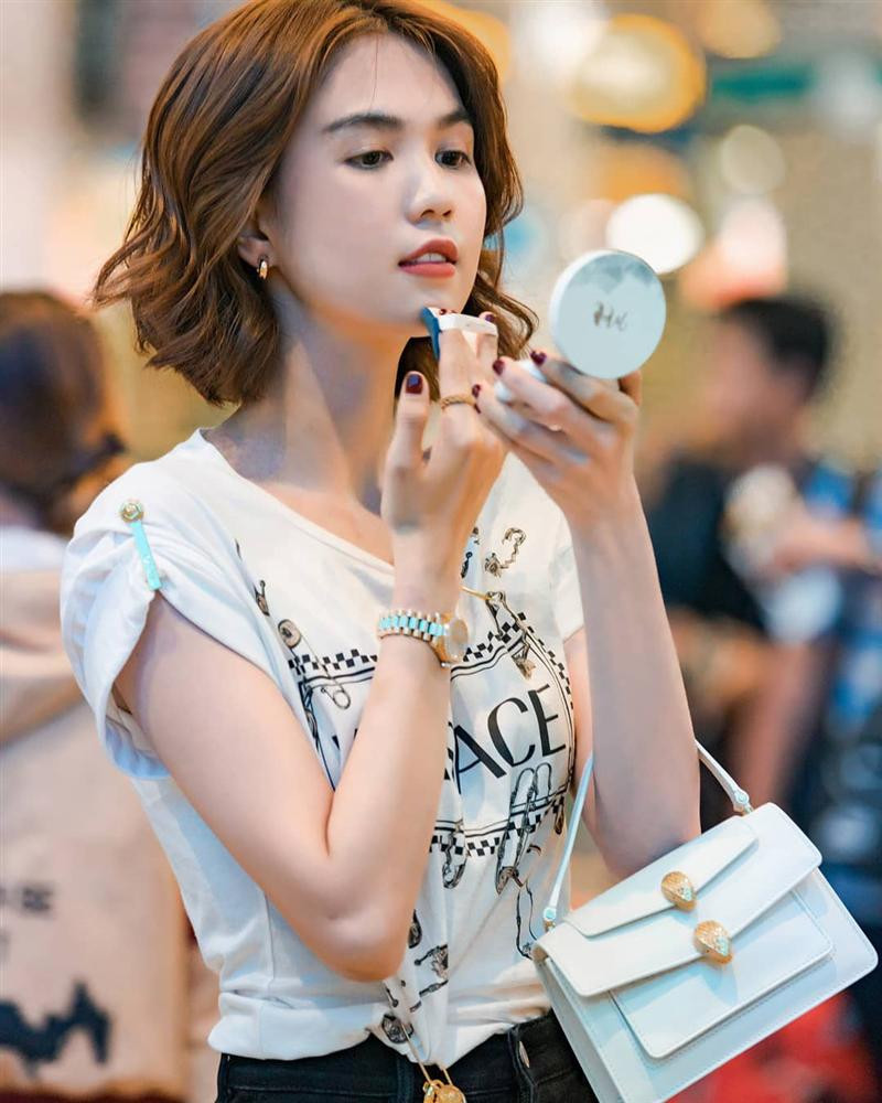 Sự quan tâm, yêu thương hết mực của bạn trai đại gia dành cho Ngọc Trinh khiến nhiều người ghen tỵ. Ảnh: Sastar. Video: Vì sao đàn ông đều mê Ngọc Trinh. Nguồn: VTC14.