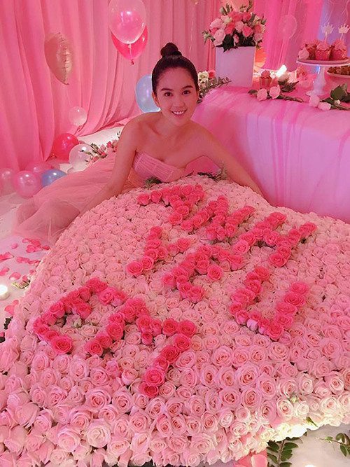 Tháng 9/2018, vào dịp sinh nhật tuổi 29, bạn trai Ngọc Trinh bí mật chuẩn bị một căn phòng màu hồng tràn ngập hoa, bong bóng, bánh kem. Ảnh: Vietnamnet.