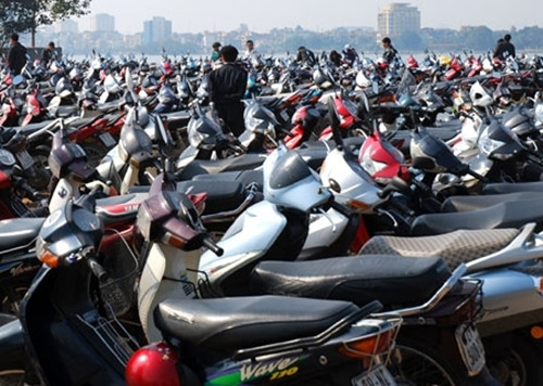 Trông giữ ngày Tết là một dịch vụ khá đơn giản nhưng lại rất hút khách và kiếm bộn tiền vào dịp Tết. Người người, nhà nhà rủ nhau đi lễ hội, đi chơi, nhu cầu giữ xe tăng cao.