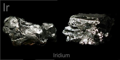Iridium được mô tả là một kim loại giòn và cứng thuộc nhóm bạch kim. Nó có màu trắng bạc và rất quý. Iridium có giá 1.460 USD mỗi ounce.