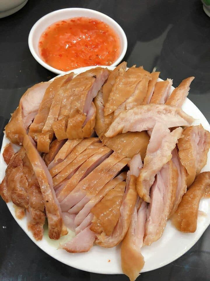 Đáng chú ý, loại thịt này có giá khá rẻ. Đùi ngỗng Nga hun khói giá chỉ 250.000-300.000 đồng/kg.