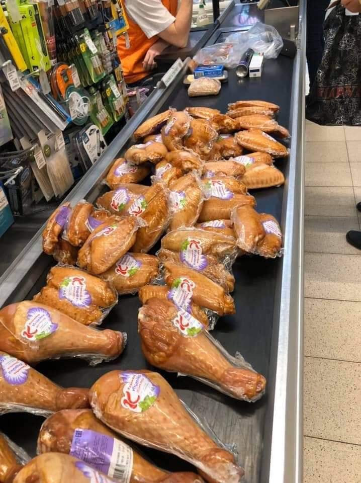 Trong khi đó, chị Trang (Thanh Xuân, Hà Nội) thừa nhận thịt ngỗng hun khói dịp này rất đắt khách. Loại thịt đặc sản này có giá tương đối rẻ, lại dễ ăn, thịt thơm, ngon và lạ miệng.