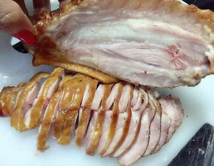  Thịt ngỗng Nga hun khói đã xuất hiện tại Việt Nam vài năm gần đây. Tuy nhiên, gần Tết năm nay, loại đặc sản này mới được rao bán rầm rộ trên "chợ mạng" vớ số lượng lớn.