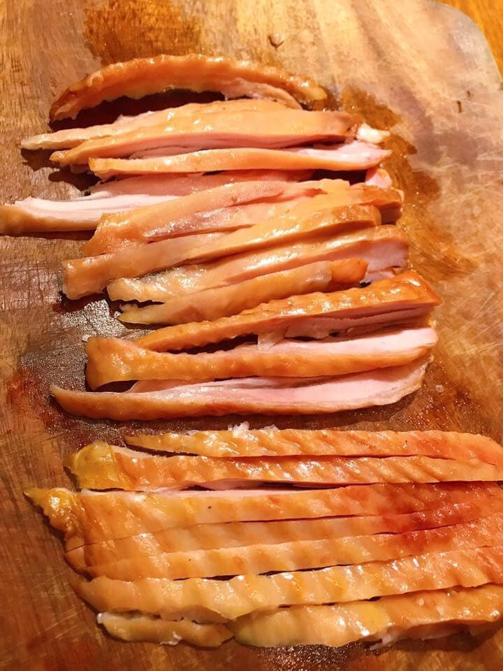 Trên mạng xã hội, nhiều chị em chia sẻ, khi thịt lợn đắt đỏ thì ngỗng hun khói trở thành món ăn quen thuộc của gia đình. Nguồn ảnh: Facebook.