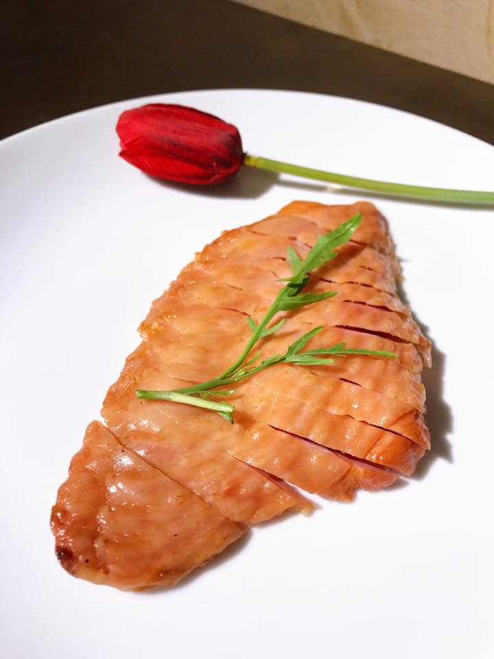 Bên cạnh món lườn ngỗng Nga hun khói như mọi năm, thị trường Tết năm nay còn xuất hiện đùi ngỗng và cánh ngỗng Nga hun khói.