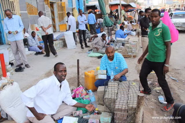 Hoạt động mua bán tiền nhộn nhịp khiến nhiều người ví nhó như Phố Wall của Mỹ.