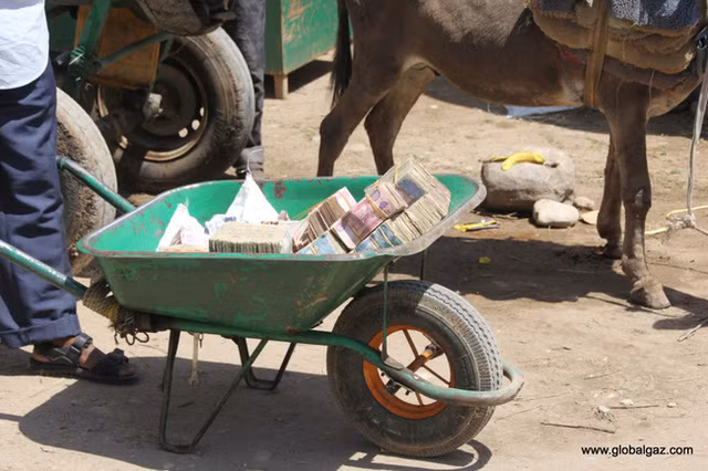 Đồng tiền phổ biến tại quốc gia này là 1000 Shilling (khoảng 14 cents). Với 100 USD có thể thu về cả một bao tải tiền.