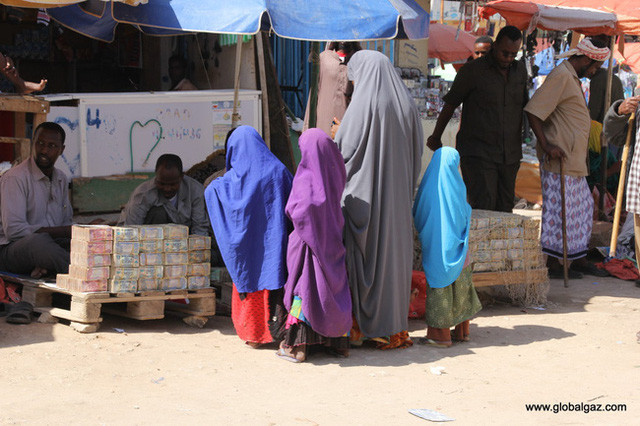 Vô giá trị, đồng tiền này không khác gì mớ giấy lộn và trở thành món hàng rẻ mạt mà người dân sẵn sàng đem bán để thu về chút ít ngoại tệ.
