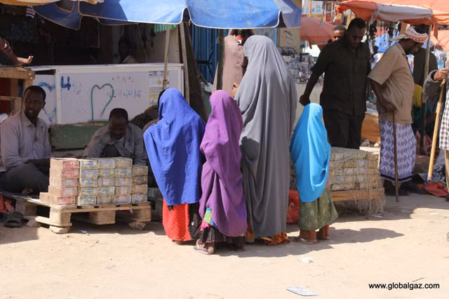 Vô giá trị, đồng tiền này không khác gì mớ giấy lộn và trở thành món hàng rẻ mạt mà người dân sẵn sàng đem bán để thu về chút ít ngoại tệ.