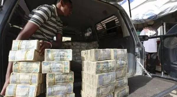 Không khó để bắt gặp cảnh người dân chất tiền thành đống, kẻ mua người bán đông đúc không kém gì tôm cá.