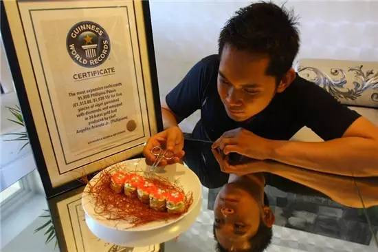 Susi là một phần không thể thiếu trong ẩm thực Nhật Bản. Một đầu bếp của Philippines đã nâng cấp sushi này lên bằng việc thêm các lá vàng có thể ăn được. Ảnh: @newsit.