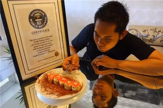 Susi là một phần không thể thiếu trong ẩm thực Nhật Bản. Một đầu bếp của Philippines đã nâng cấp sushi này lên bằng việc thêm các lá vàng có thể ăn được. Ảnh: @newsit.