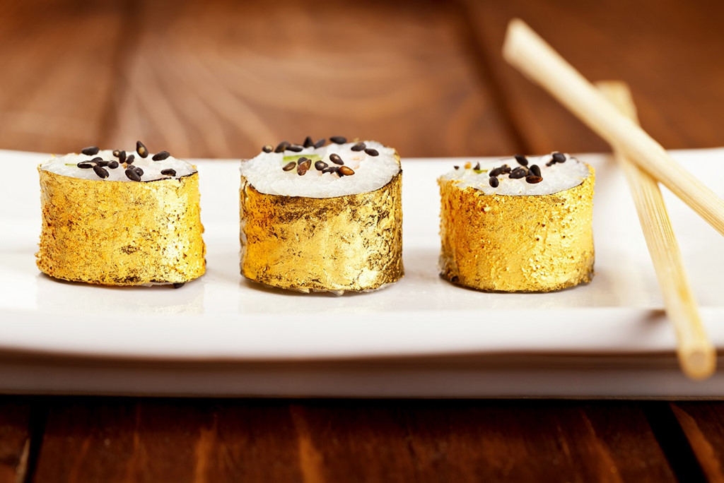  Món ăn dát vàng được làm từ gạo Nhật, cá hồi hồng Na Uy, gan ngỗng, cua...có giá tới 1.800 USD (khoảng 41 triệu đồng). Ảnh: @newsit.