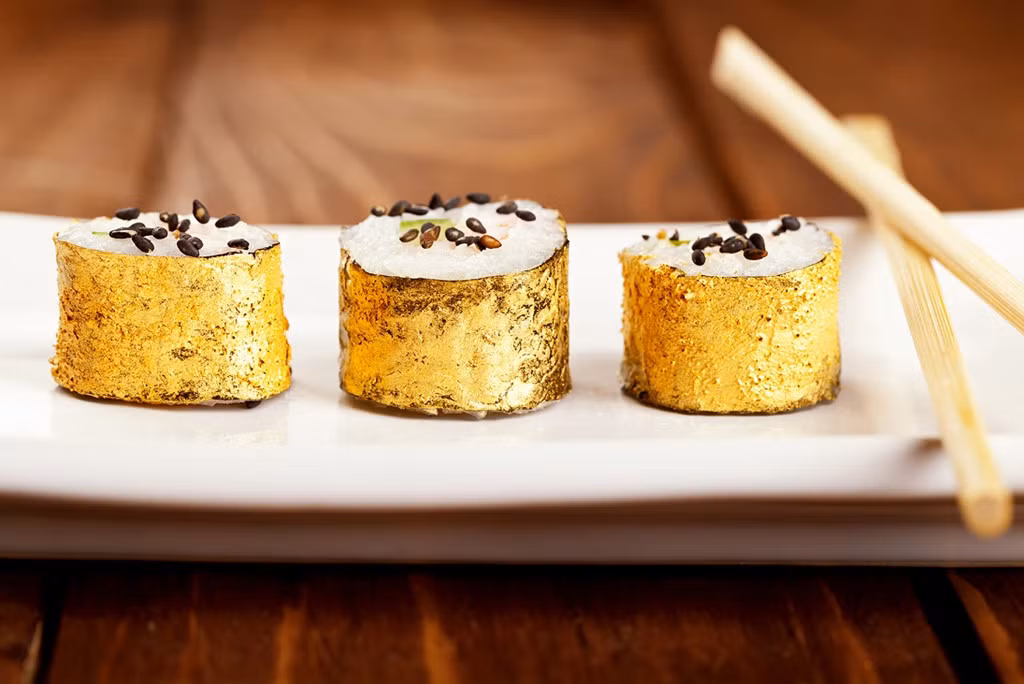  Món ăn dát vàng được làm từ gạo Nhật, cá hồi hồng Na Uy, gan ngỗng, cua...có giá tới 1.800 USD (khoảng 41 triệu đồng). Ảnh: @newsit.